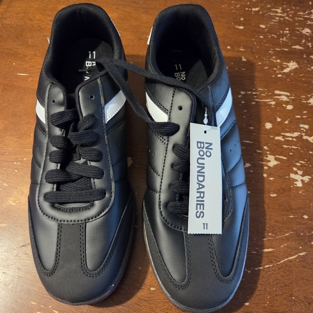 No Boundaries Men's Black and White Sneakers